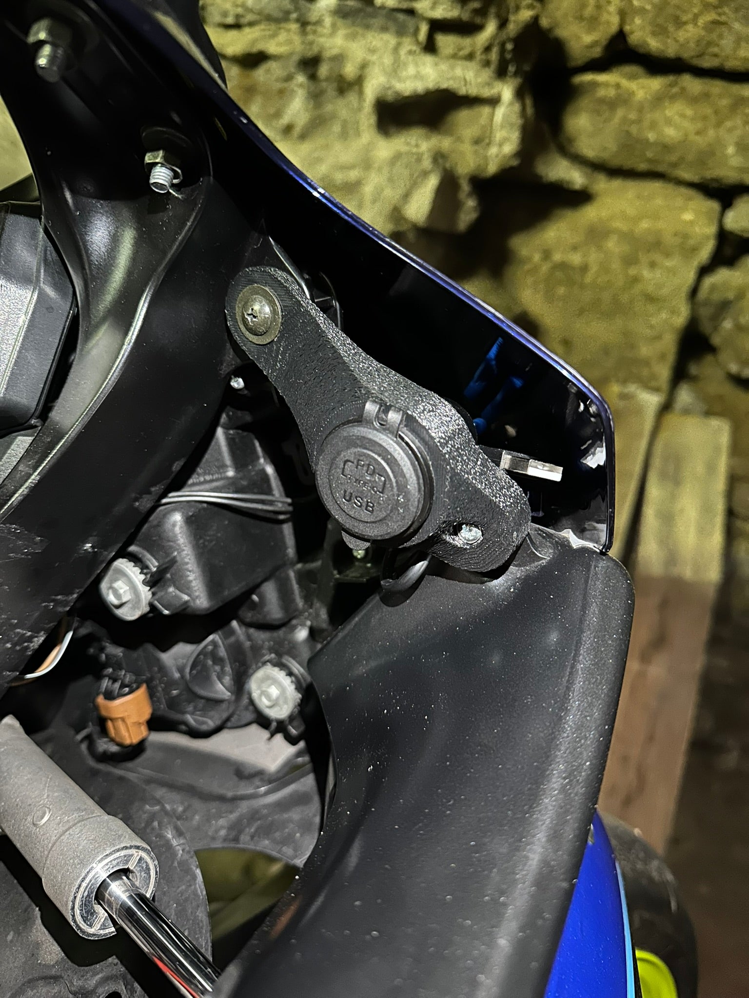 Suzuki GSX-R 1000 K5 USB Steckdosenhalter mit Steckdose
