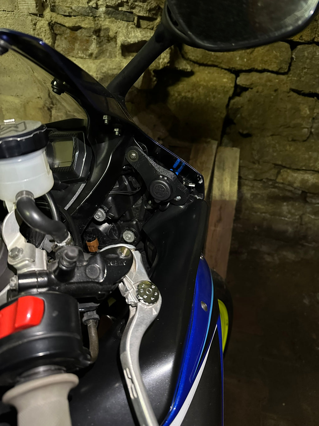 Suzuki GSX-R 1000 K5 USB Steckdosenhalter mit Steckdose
